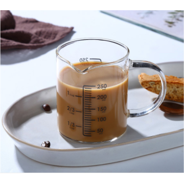 Tasse à mesurer le verre avec du lait